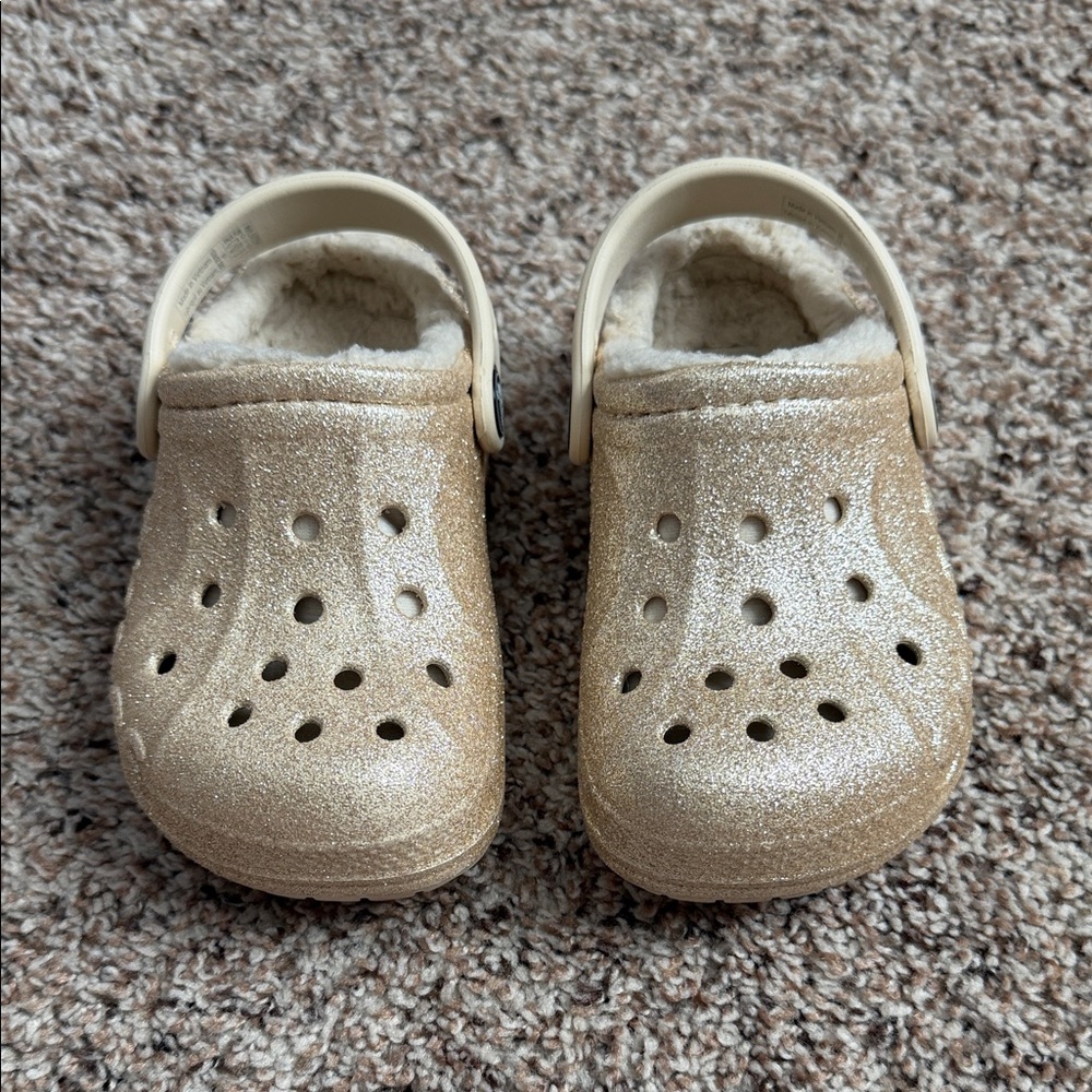 TODDLER GOLD SPARKLY FUR LINED CROCS